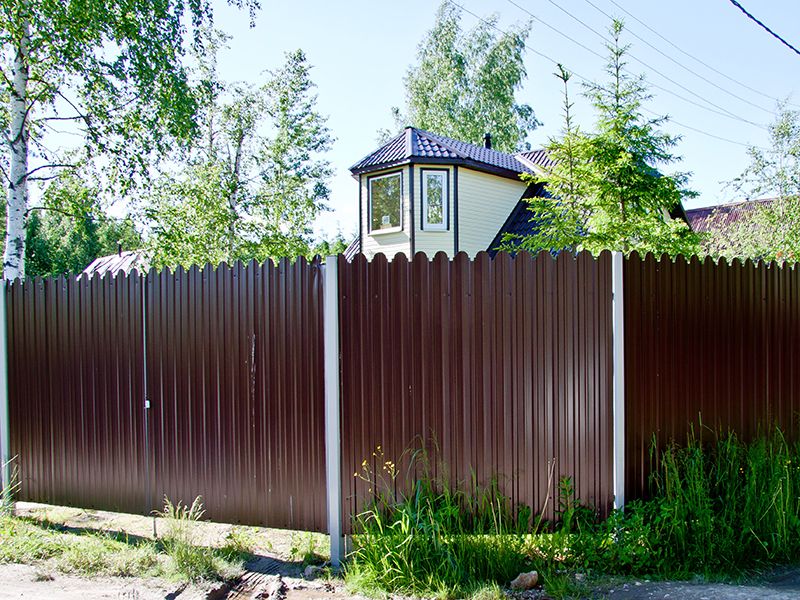 Фигурный рез, крепление и узлы забора из профнастила С10Б